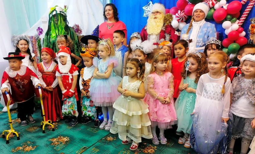 Кикимора в гостях у ёлочки Кикимора в гостях у ёлочки.